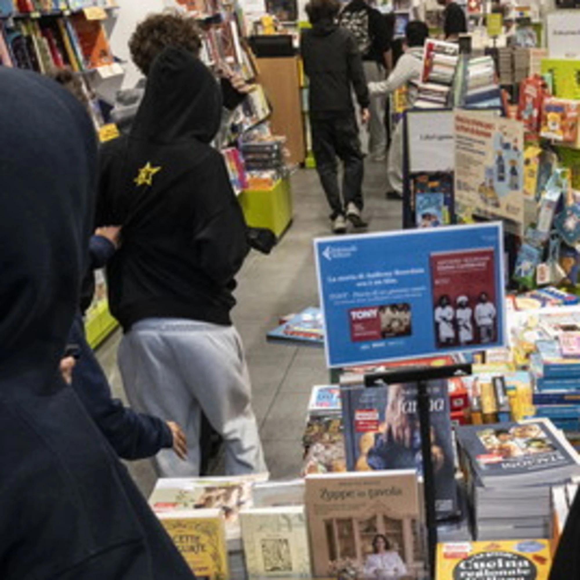 Se la Feltrinelli è contenta di farsi devastare...