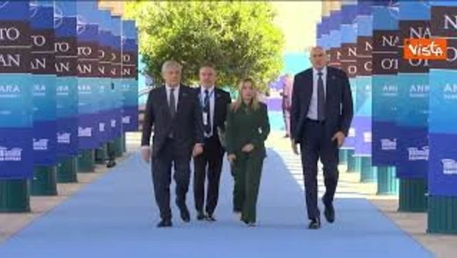 Meloni arriva a vertice Nato di Ankara con Tajani e Crosetto. La premier ha scelto un completo verde