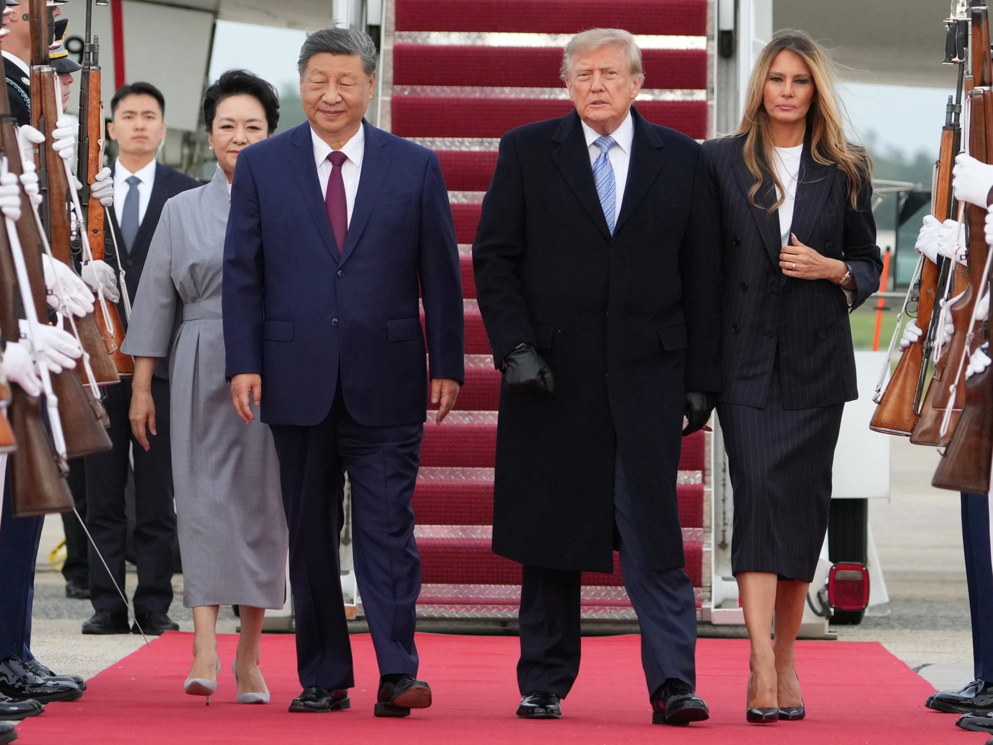 Trump accoglie Xi con guanti e cappotto (ma ci sono 19 gradi): la foto che solleva i dubbi