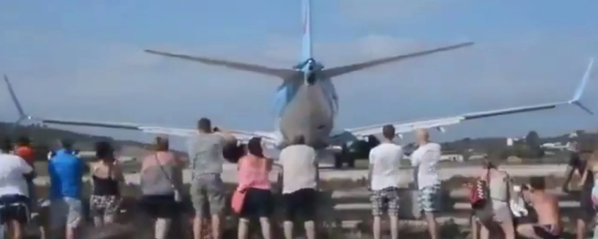 Assiste al decollo dell'aereo: travolta dal getto d'aria, gravissima una turista italiana