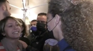 Non è l'Arena, Green pass e delirio: "Si è tirato giù i pantaloni e...". Le immagini sconvolgenti del no vax in ristorante