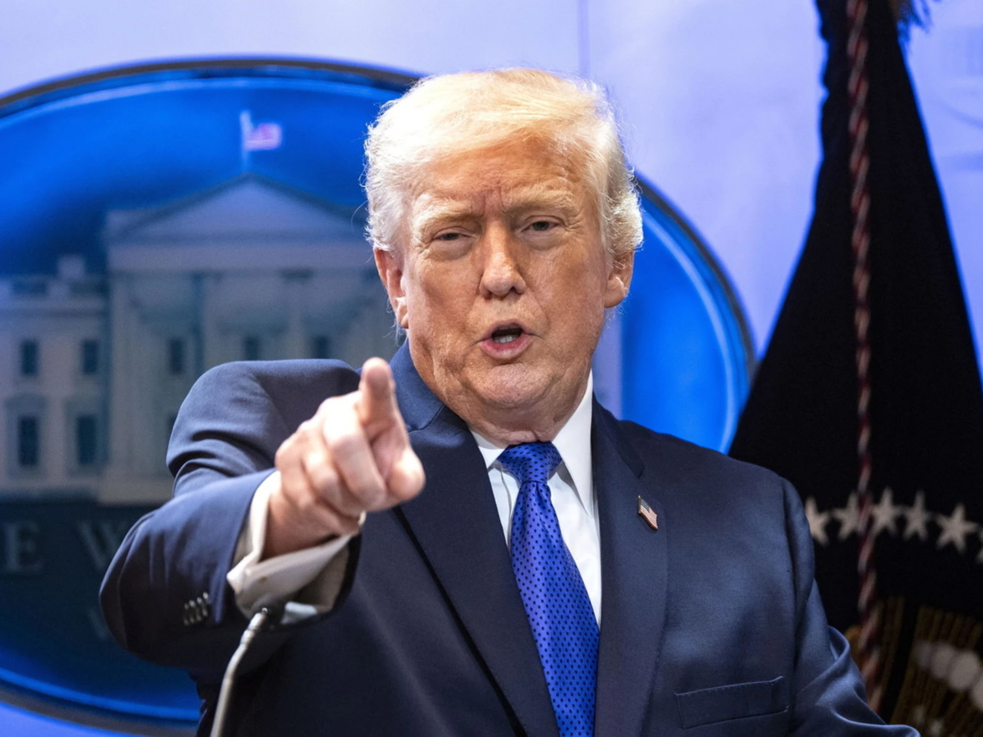 Iran, la guerra nel Golfo in diretta. Trump: "Iraniani ancora vivi solo per negoziare". Sharif: "O la va o la spacca"