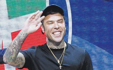 888x526