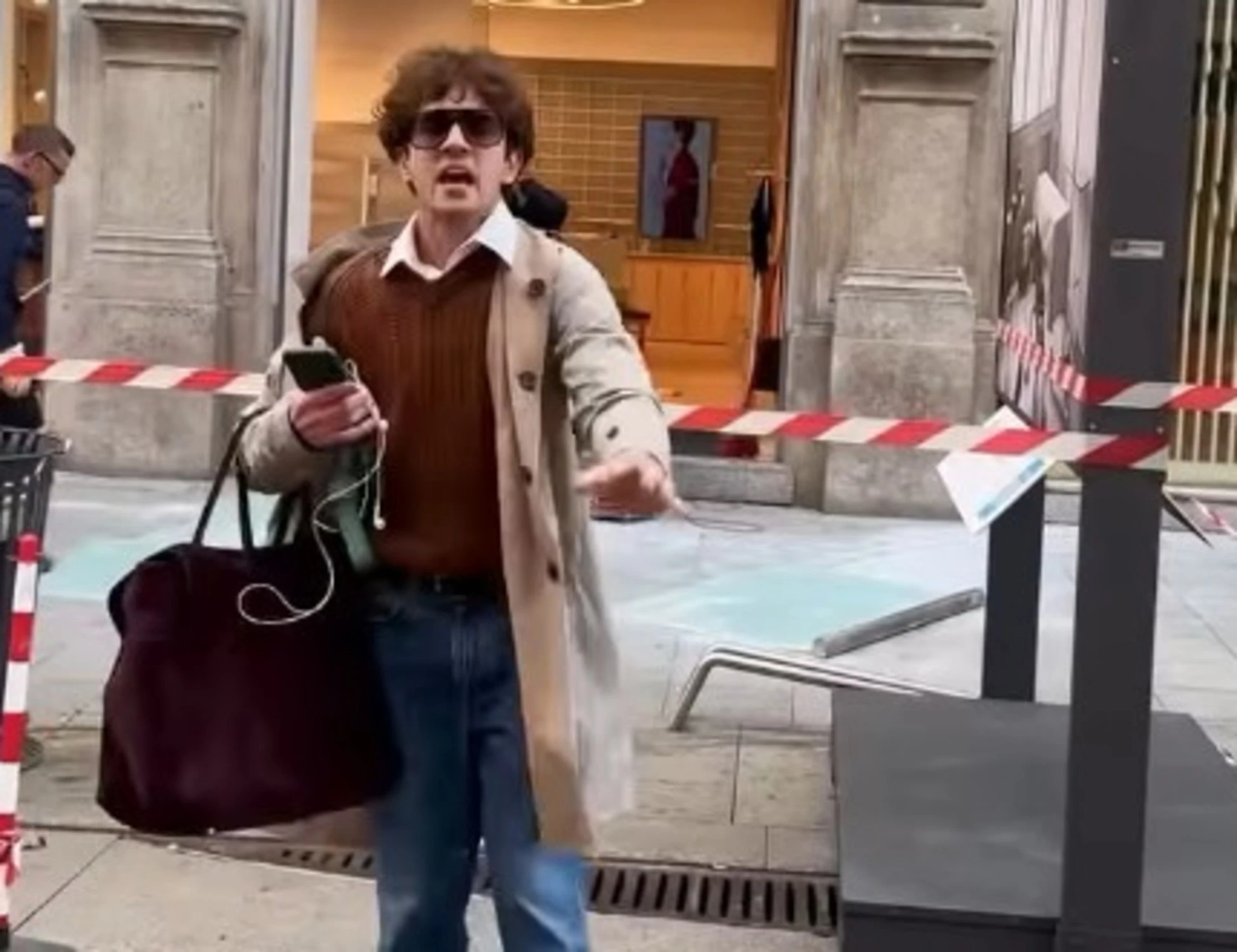 Milano, lo sfogo clamoroso del 23enne: "Mi hanno rotto i c****ni", applausi dai balconi