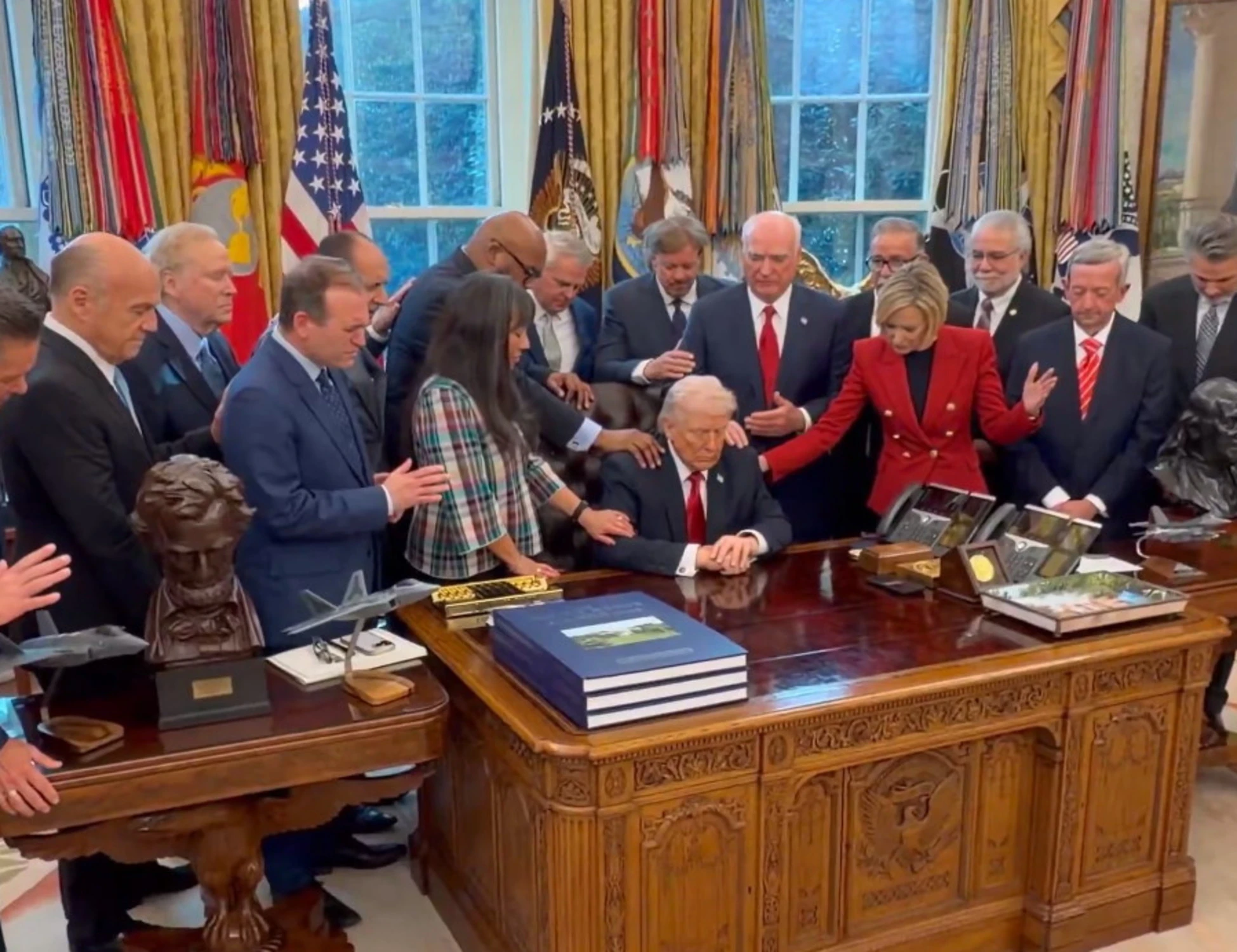 Donald Trump, in preghiera sul presidente: Studio Ovale, un video pazzesco