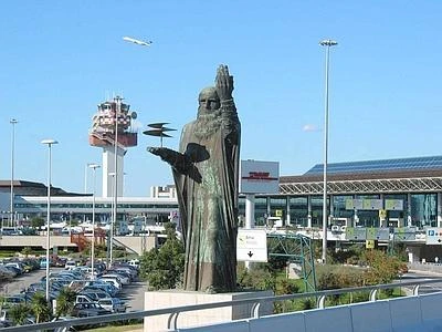 Un ragazzo si dà fuoco all'aeroporto di Fiumicino, si scatena il panico tra la gente