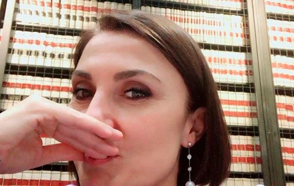 Alessia Morani, la piddina si copre di ridicolo: "Lavoro nonostante il raffreddore", però!