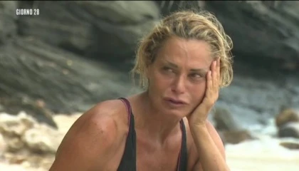 Simona Ventura, cacciata e pure mazziata: dopo l'Isola, Mediaset la affonda. La decisione