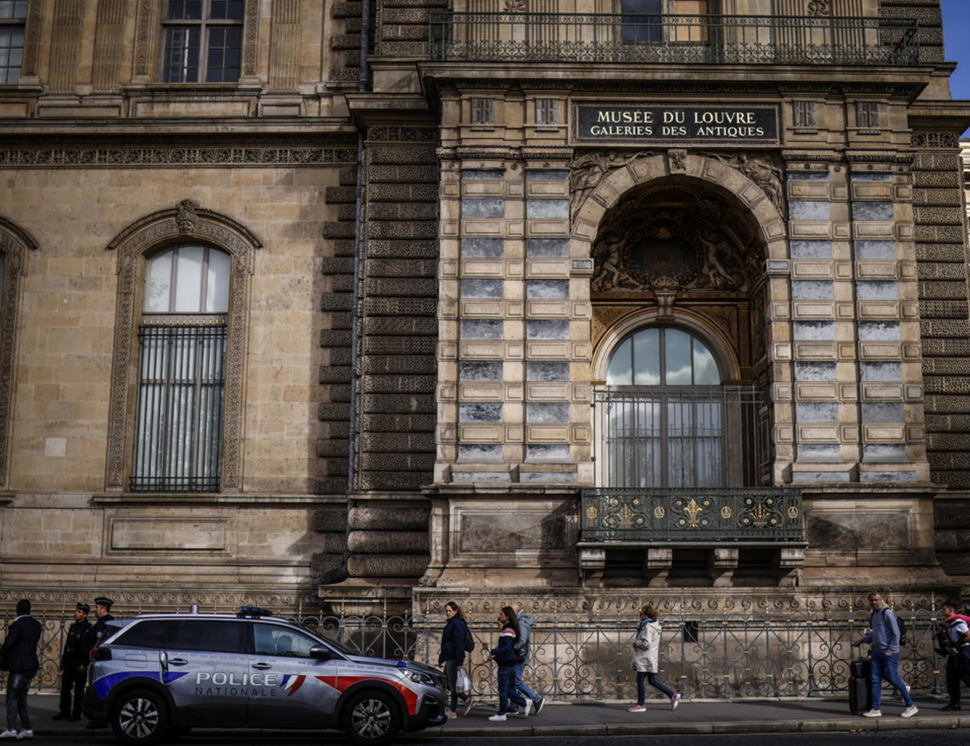 Leggi l'articolo: Louvre, c'è un giallo sugli arresti. Un'ipotesi choc: forse i complici...