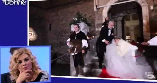 Uomini e donne, Gemma Galgani e la disgrazia in diretta: cade dalle scale poi... Tradita: finisce in lacrime