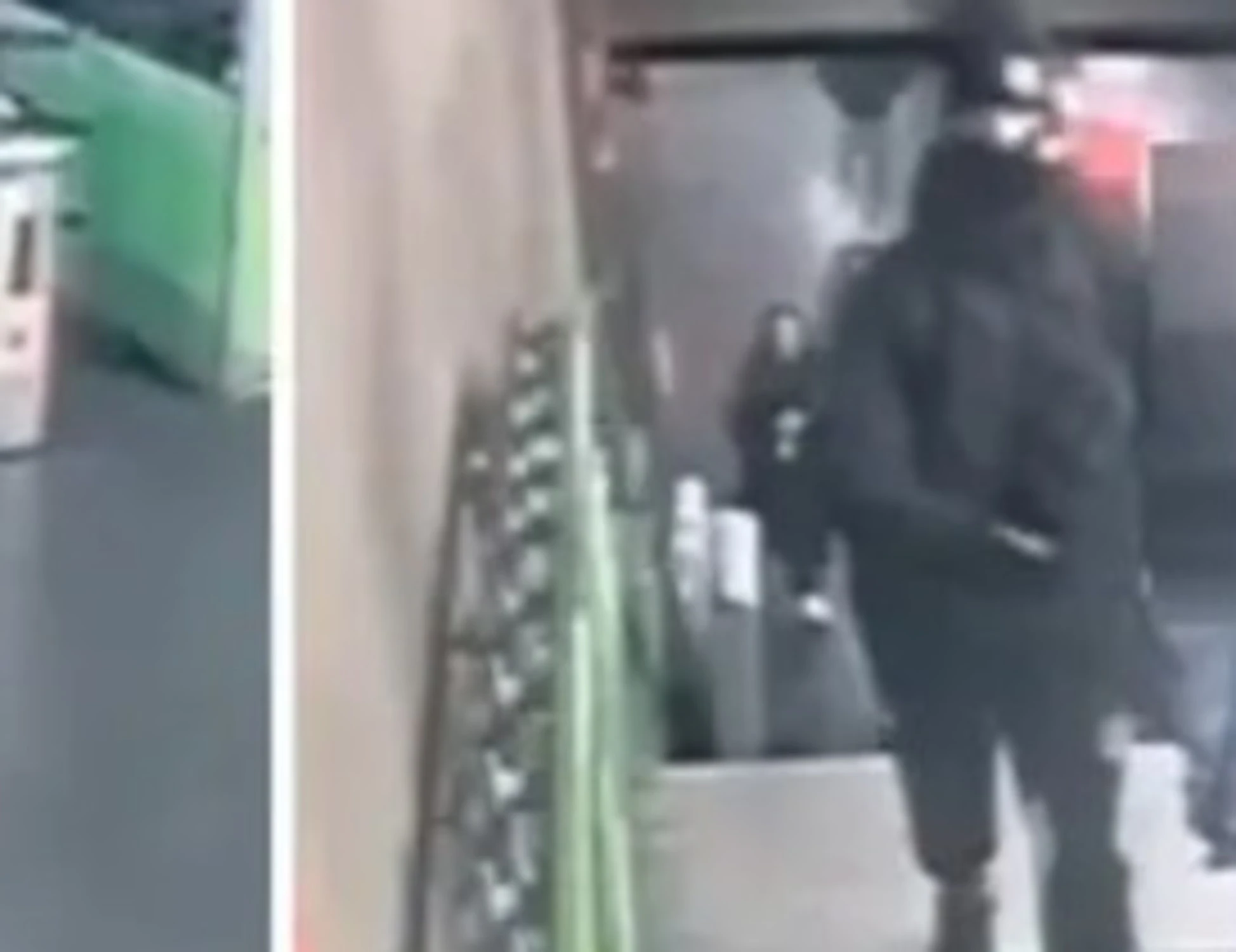 Studente a scuola col machete. E un 15enne pugnala due coetanei