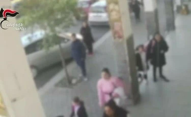 "Tua figlia...": prima gli accuse sulla chat delle mamme, poi si scatena la rissa