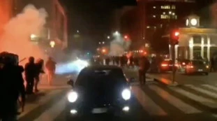 Roma, la violazione del coprifuoco diventa guerriglia urbana: razzi e scontri con la polizia, due arresti
