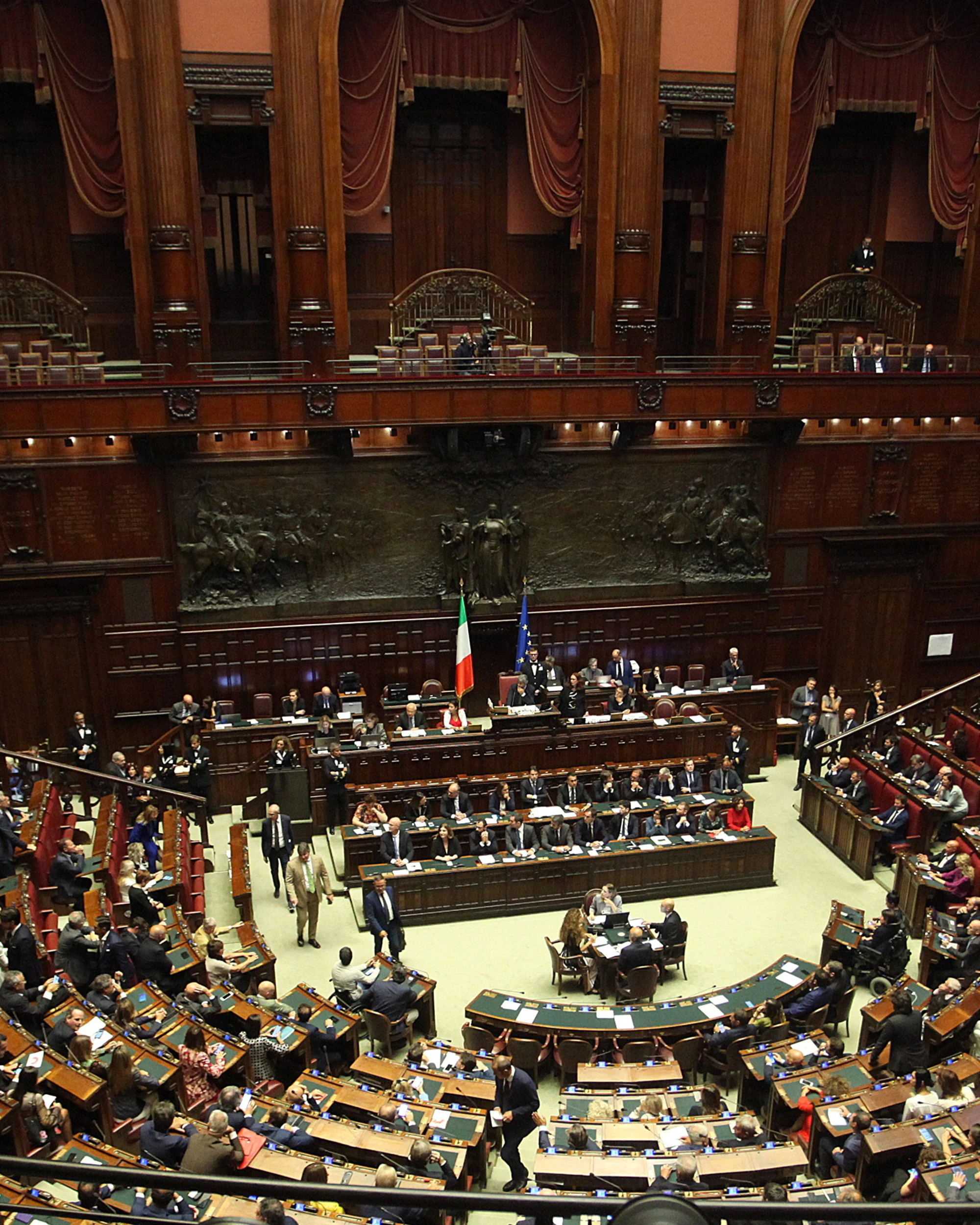 Camera, rissa per l'aria condizionata. E Angelo Bonelli delira