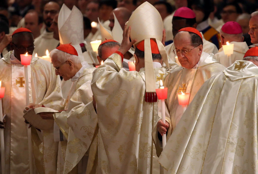 Vaticano, Papa Francesco e la verità sui soldi: qual è lo stipendio di preti e cardinali, chi paga la loro pensione