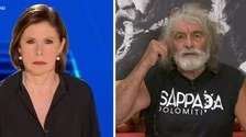 Mauro Corona a CartaBianca in maschera: "Se non mi ascolti io mi difendo", Berlinguer allibita