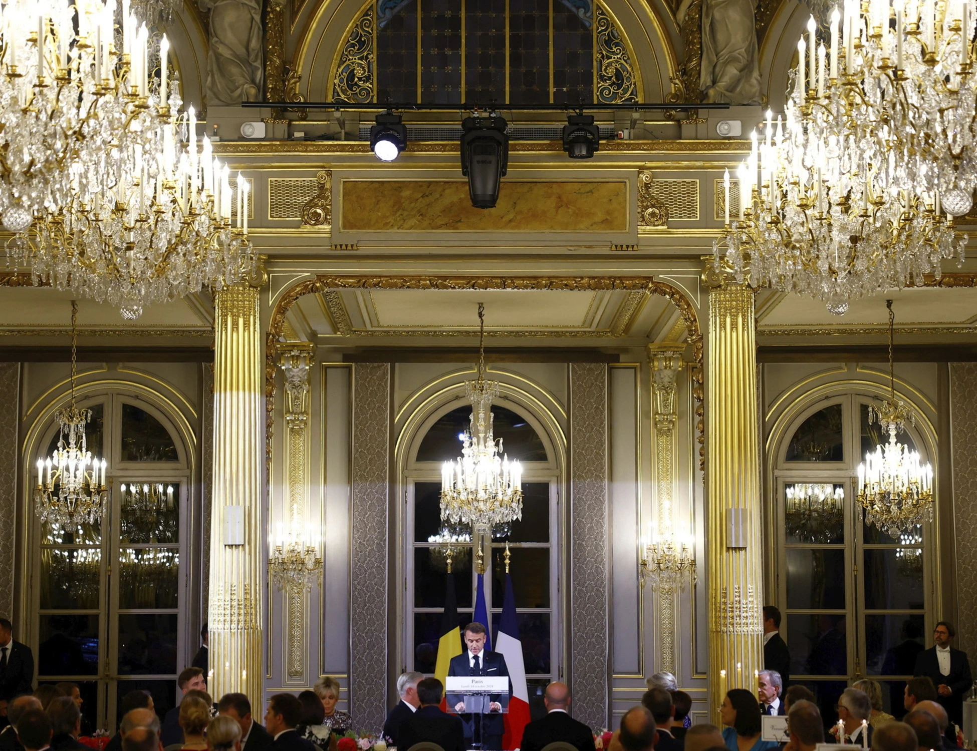 Eliseo, un clamoroso furto: cos'hanno rubato in faccia a Macron