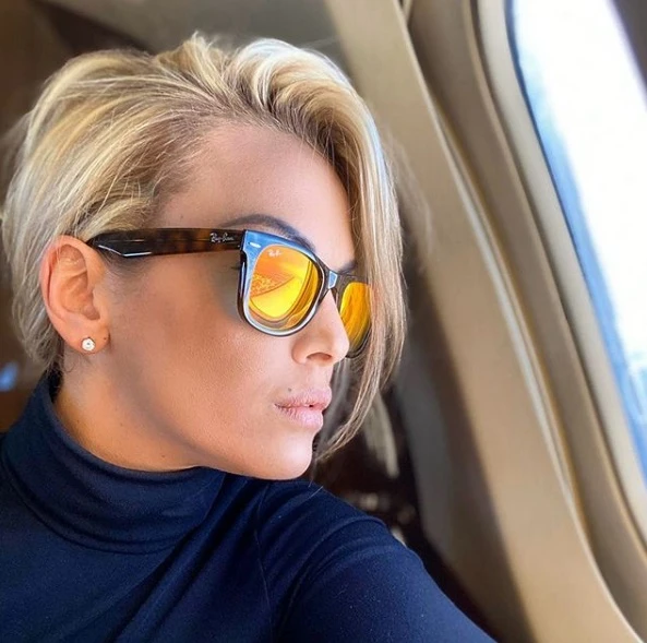 Francesca Pascale, meraviglia in aereo: la foto super-sexy con cui prosegue le sue battaglie civili