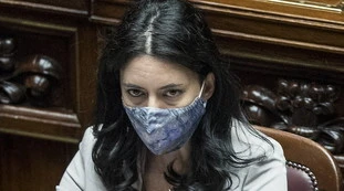 Lucia Azzolina querela Matteo Salvini: "Da lui post sessisti". Il leader della Lega: "Mi viene da ridere!"