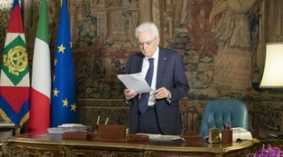 Sergio Mattarella, retroscena dal Colle: con il rimpasto Conte deve chiedere la fiducia alle Camere