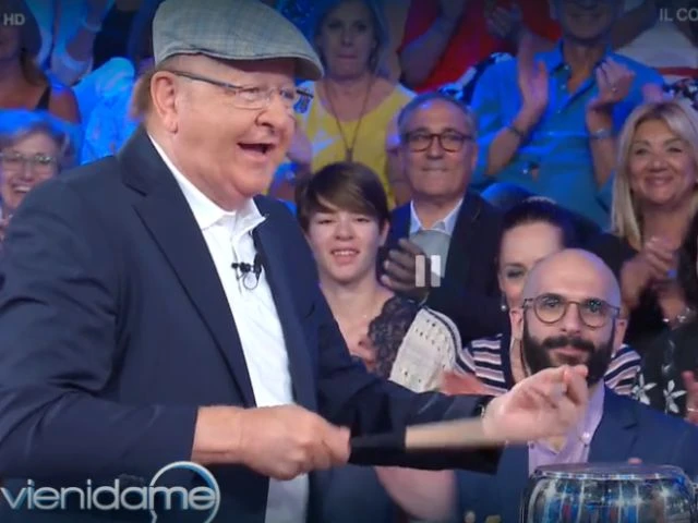 Vieni da Me, Massimo Boldi incerottato e col cappello in studio: svela alla Balivo il suo grosso guaio