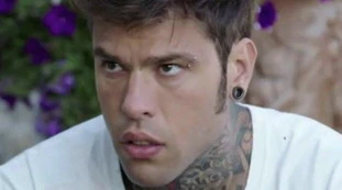 Fedez, "morto il figlio": terrificante fake-news di un hater, la brutale reazione del rapper