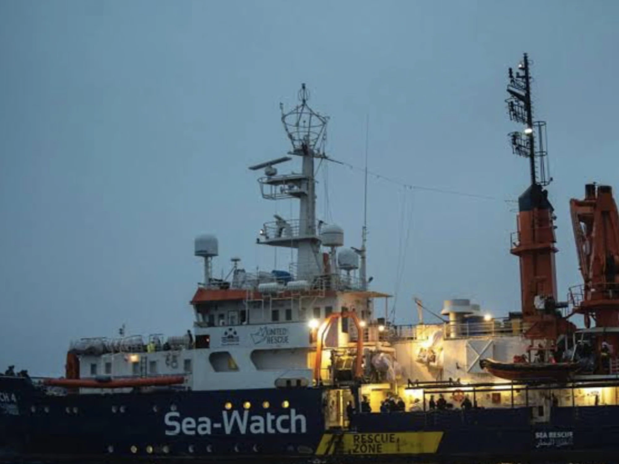 Il soccorso rosso di toghe, camici bianchi e Ong