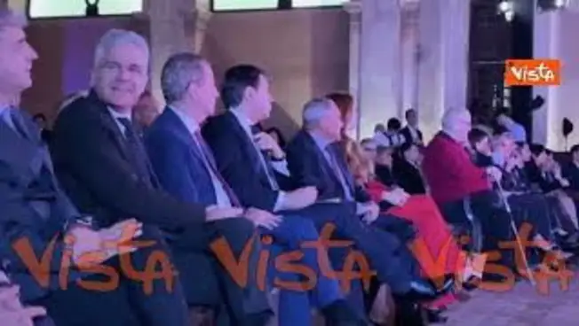 Leggi l'articolo: Conte ascolta intervento di Schlein, poi la leader Pd si siede accanto a lui all'evento 60 under 30
