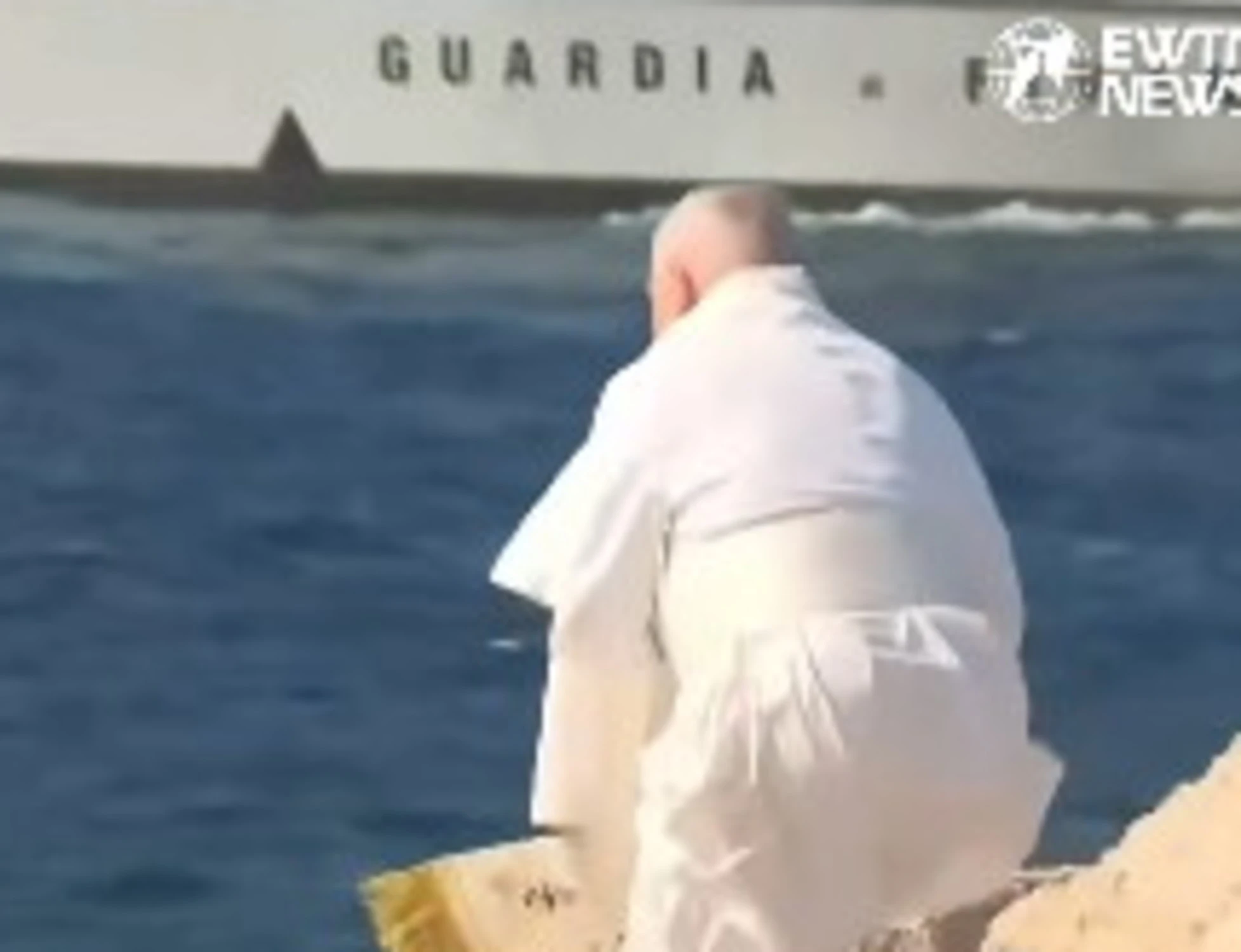 Papa Leone a Lampedusa: la visita alla Porta dei migranti, il vento lo sconvolge