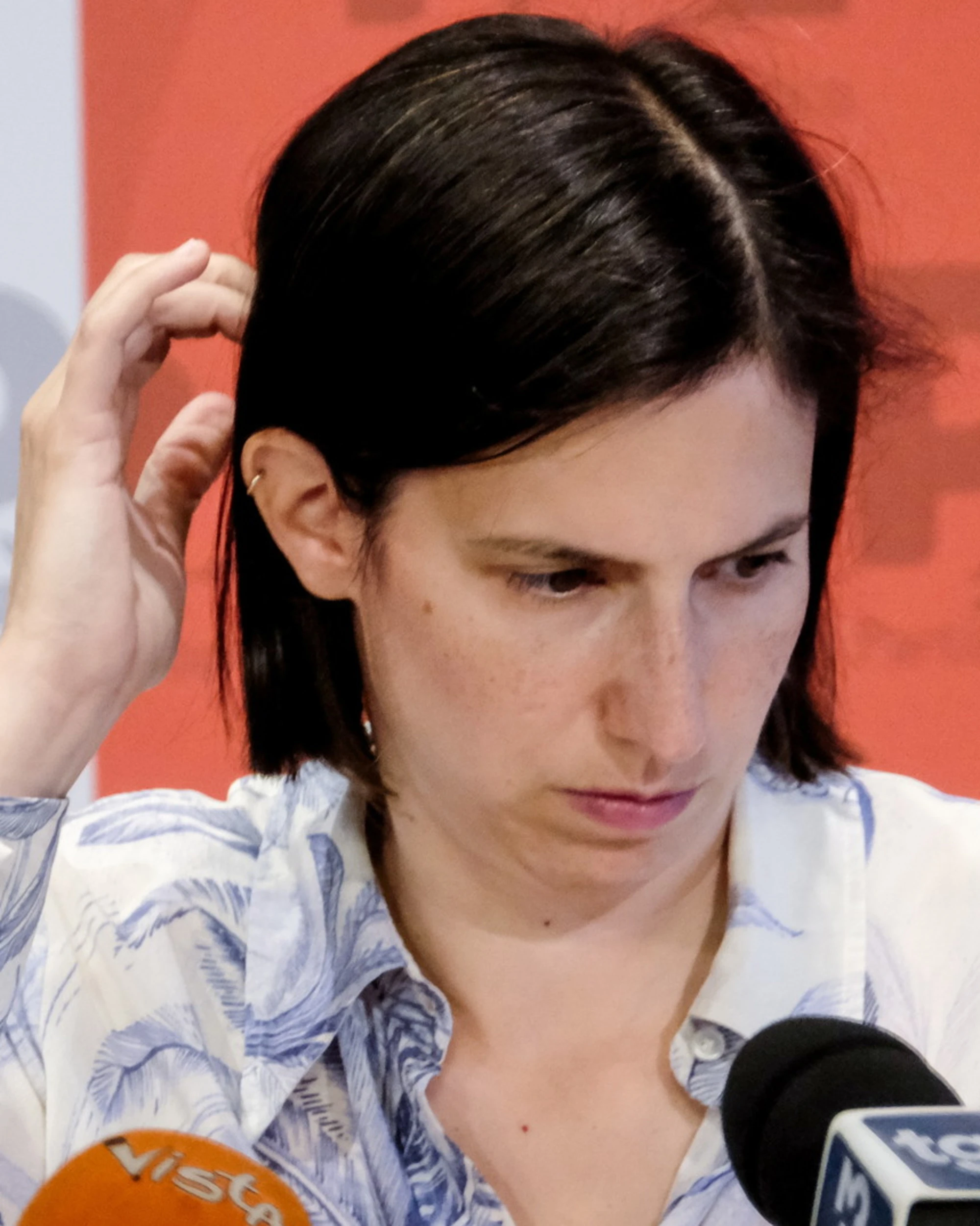 Elly Schlein, nel suo Pd comandano i cacicchi: lo schiaffo di Decaro