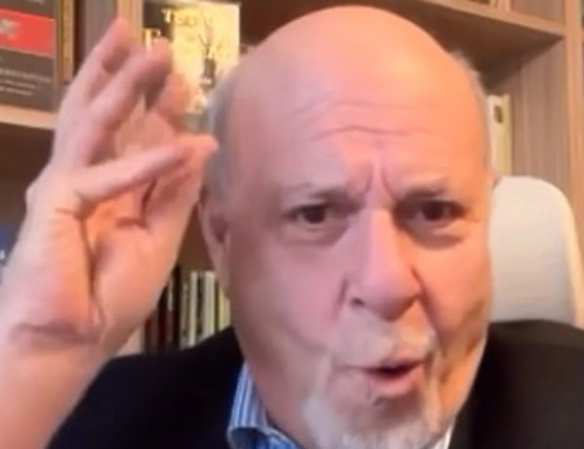 Alan Friedman tocca il fondo su La7: versi e gesti contro la forzista