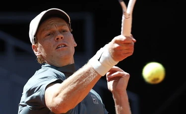 Jannik Sinner sbotta in conferenza stampa: "Non dormi fino alle 5 del mattino"