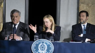 Meloni, svolta sui migranti. Sallusti alla sinistra: "Crudele anche questo?"