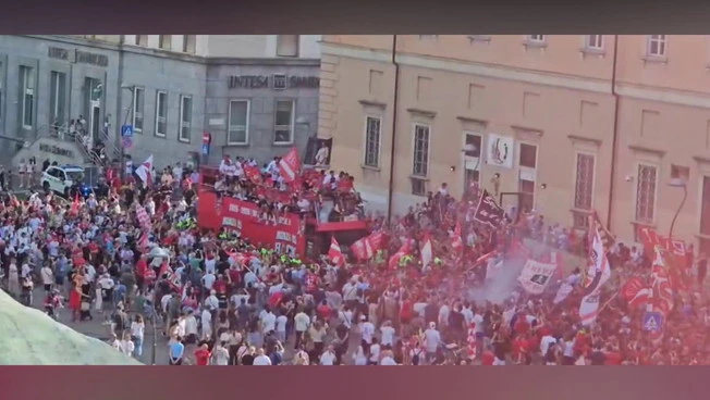 Festa Monza per la promozione in Serie A, le immagini del pullman scoperto