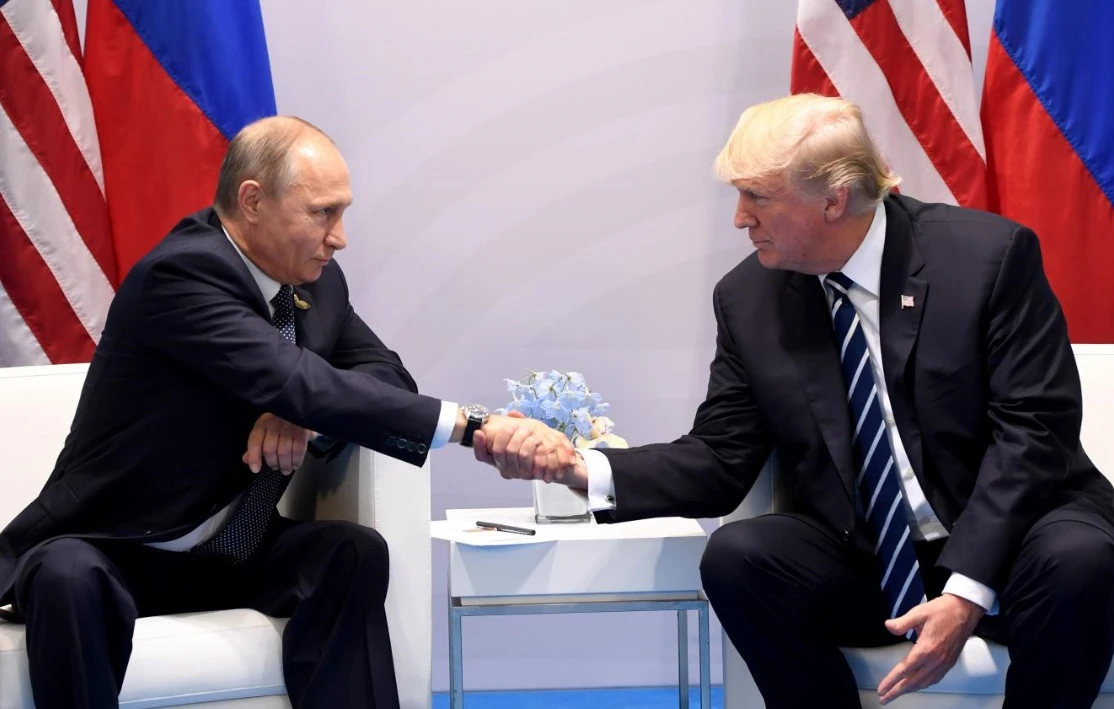 Emmanuel Macron umiliato a casa sua: Trump e Putin, sorrisi e pollici alzati alla Conferenza di Parigi