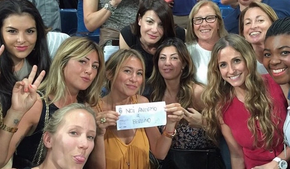 Ilaria D'Amico tra le "wags" della Juventus: la foto dopo la qualificazione alla finalissima di Champions League