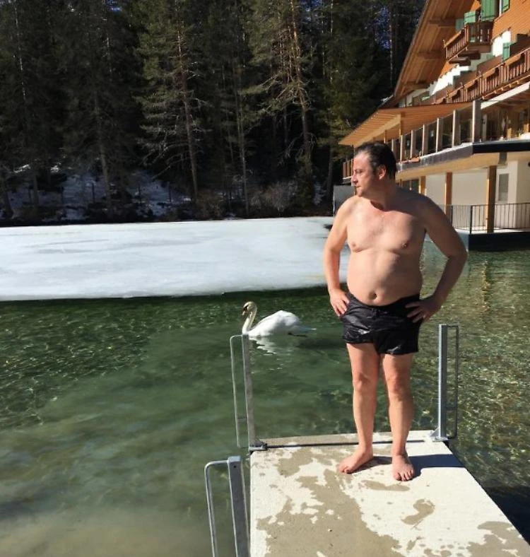 Carlo Calenda, delirio pseudo-sovranista: si mostra così sui social, massacrato a ogni latitudine