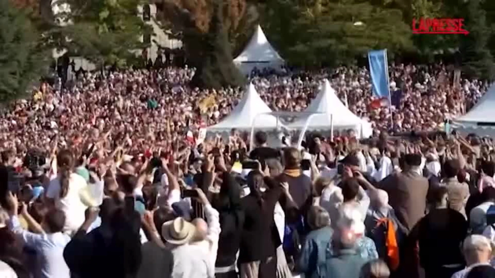 Il Papa a Lourdes, i fedeli: "È una gioia immensa"