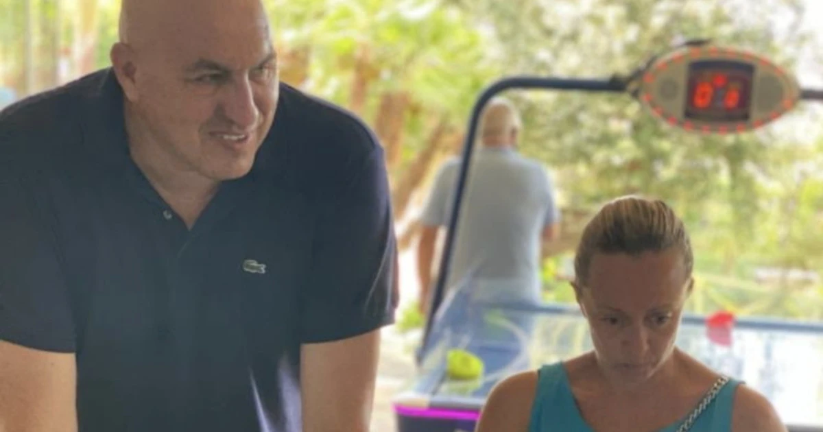 Giorgia Meloni e Guido Crosetto, il biliardino con i rossi: "Così è normale che perdete"