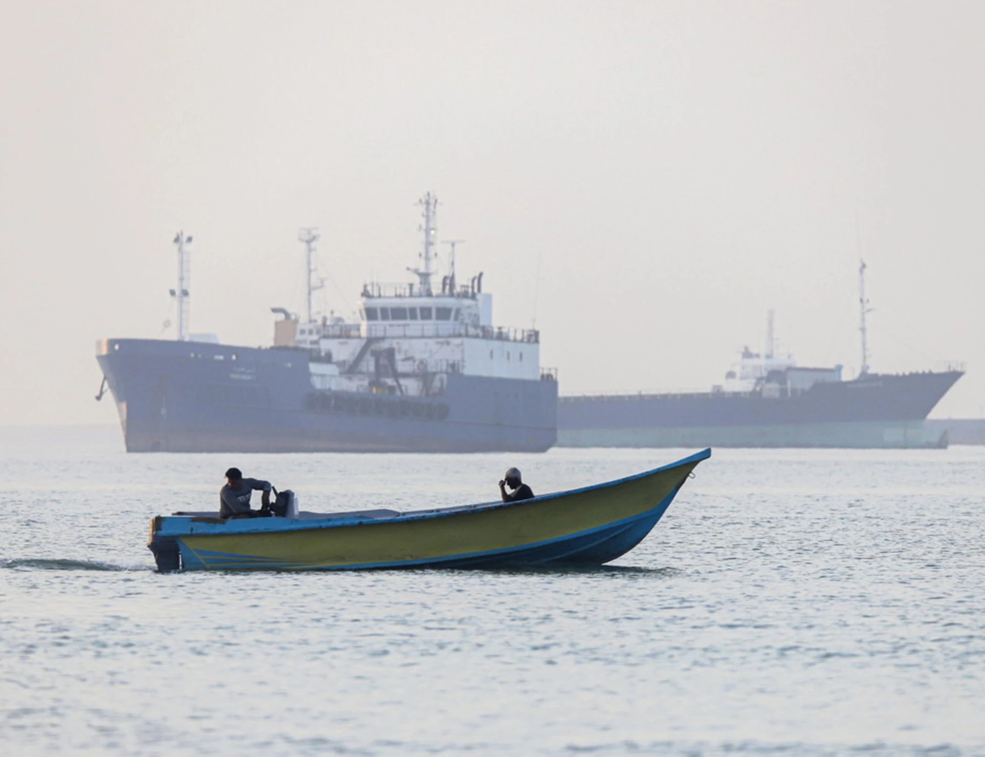 Iran-Usa, "firma entro 24 ore". Il nodo Hormuz, la petroliera colpita