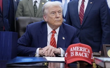 Iran, la diretta. Trump attacca Spagna e Sanchez: "Non è Churchill". Bombe sull'aeroporto di Teheran