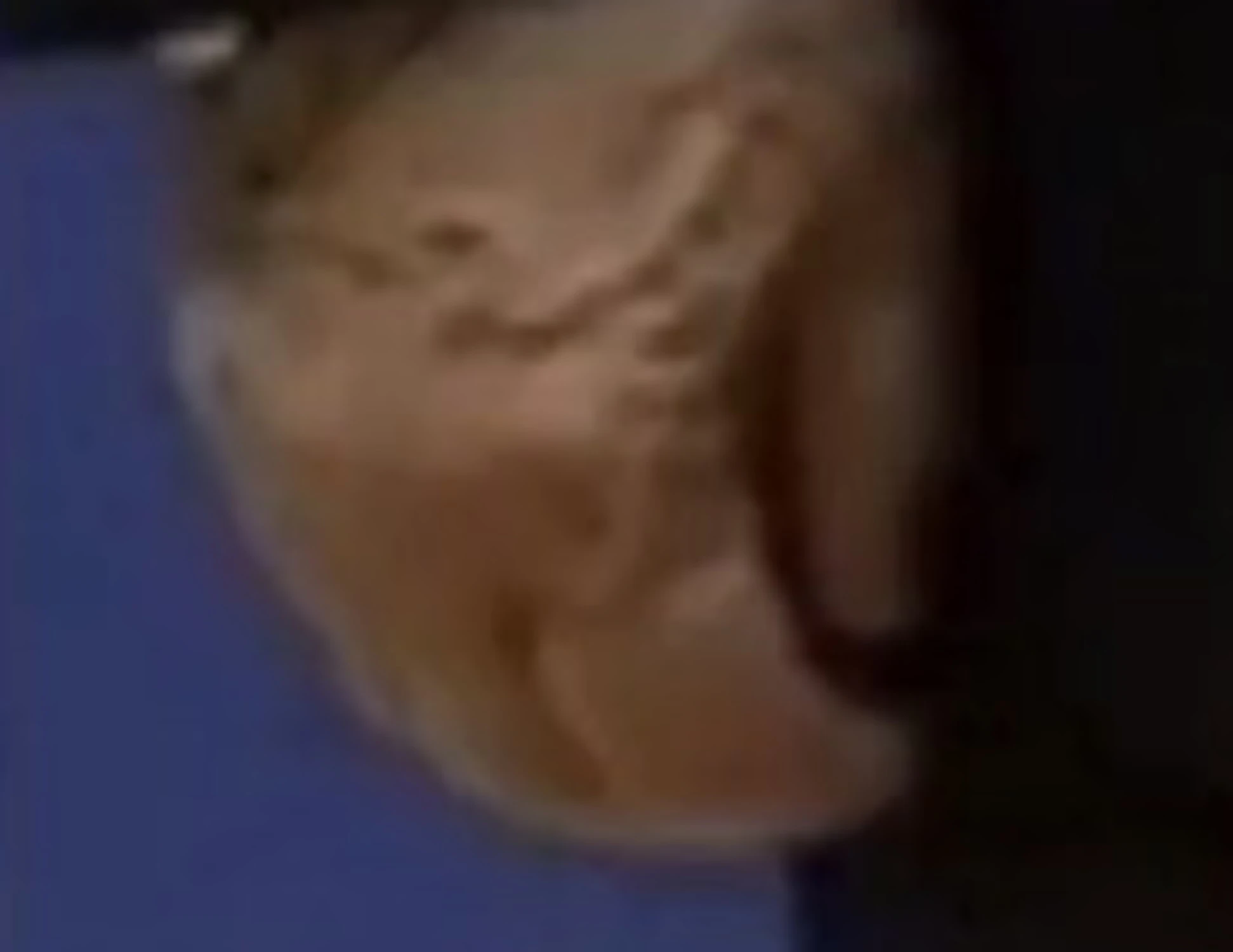 Putin, mano destra gonfia e con vene in vista: "Qualcosa non va"