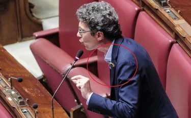 Riccardo Magi, l'ultima carnevalata: cosa spunta sulla giacca in aula