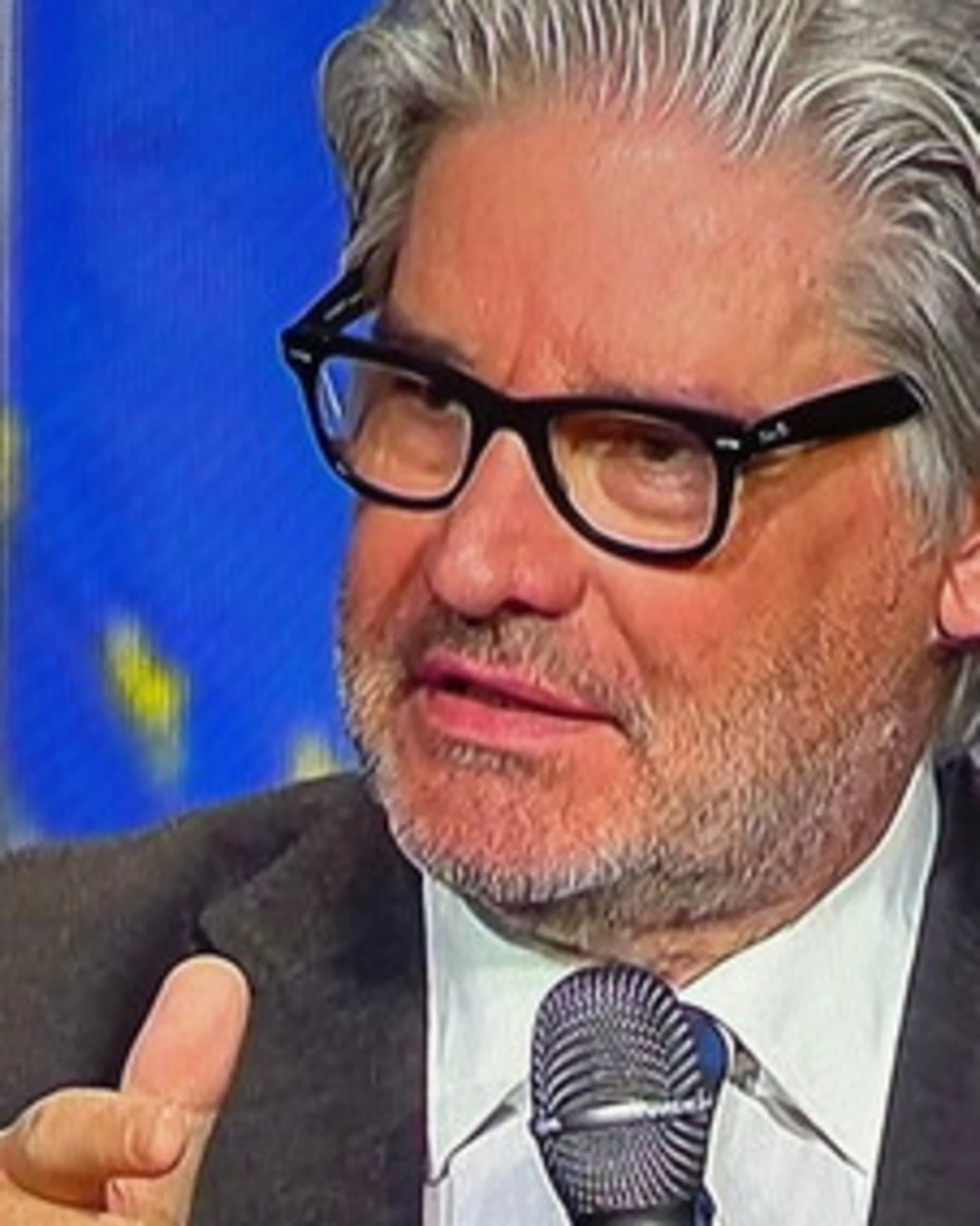 Paolo Del Debbio spiana Macron: "Bimbo, non capisci nulla"