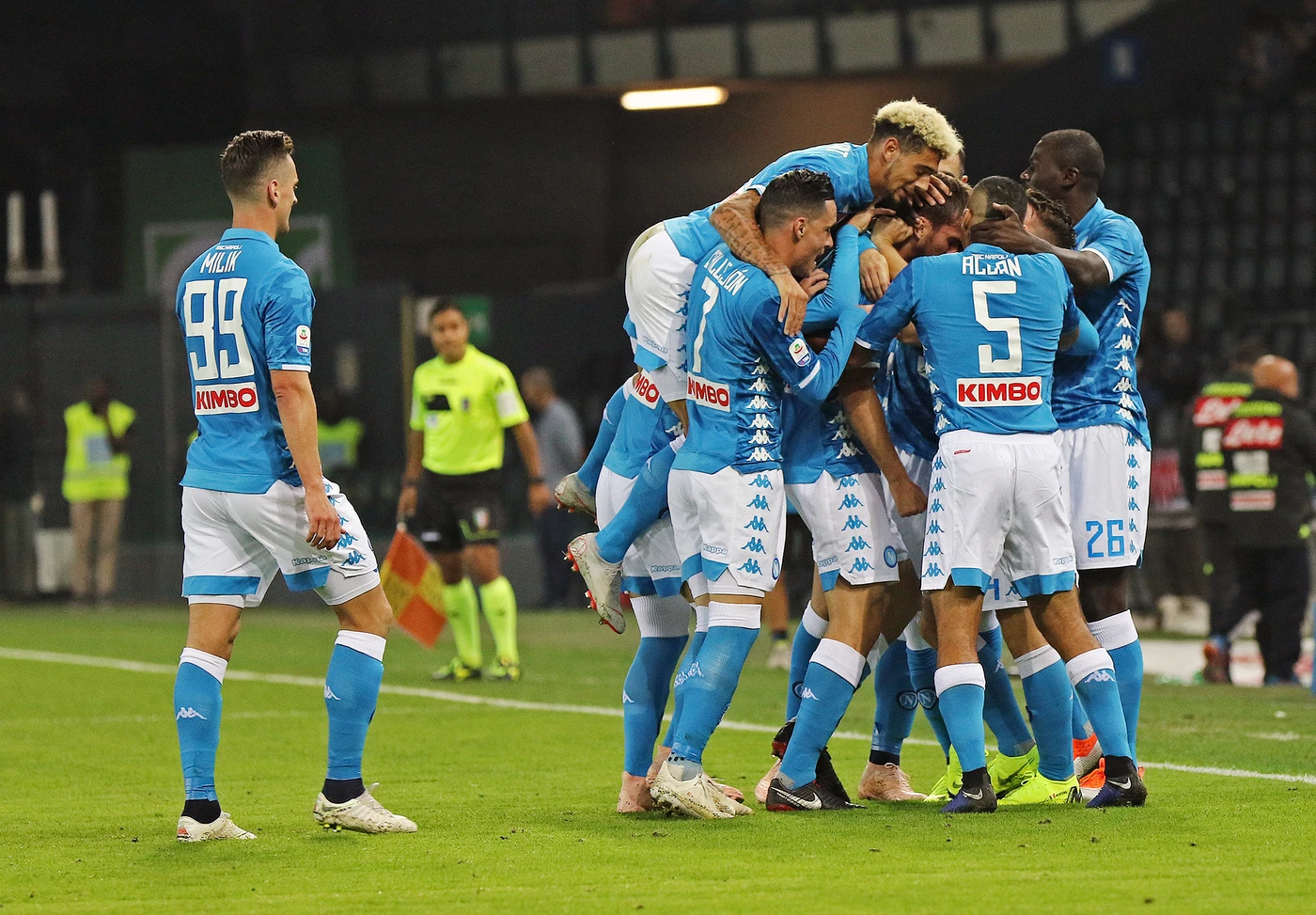 La Serie A è ancora viva. Napoli schianta l'Udinese 3-0, la Juve è a 4 punti