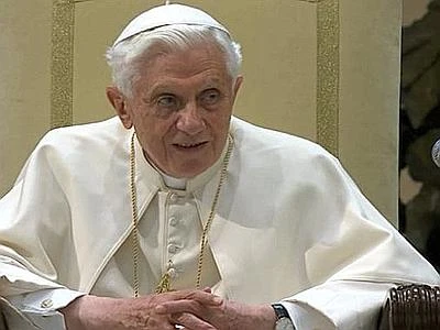 Il Papa ai fedeli: "Ho rinunciato in piena libertà, pregate per me"