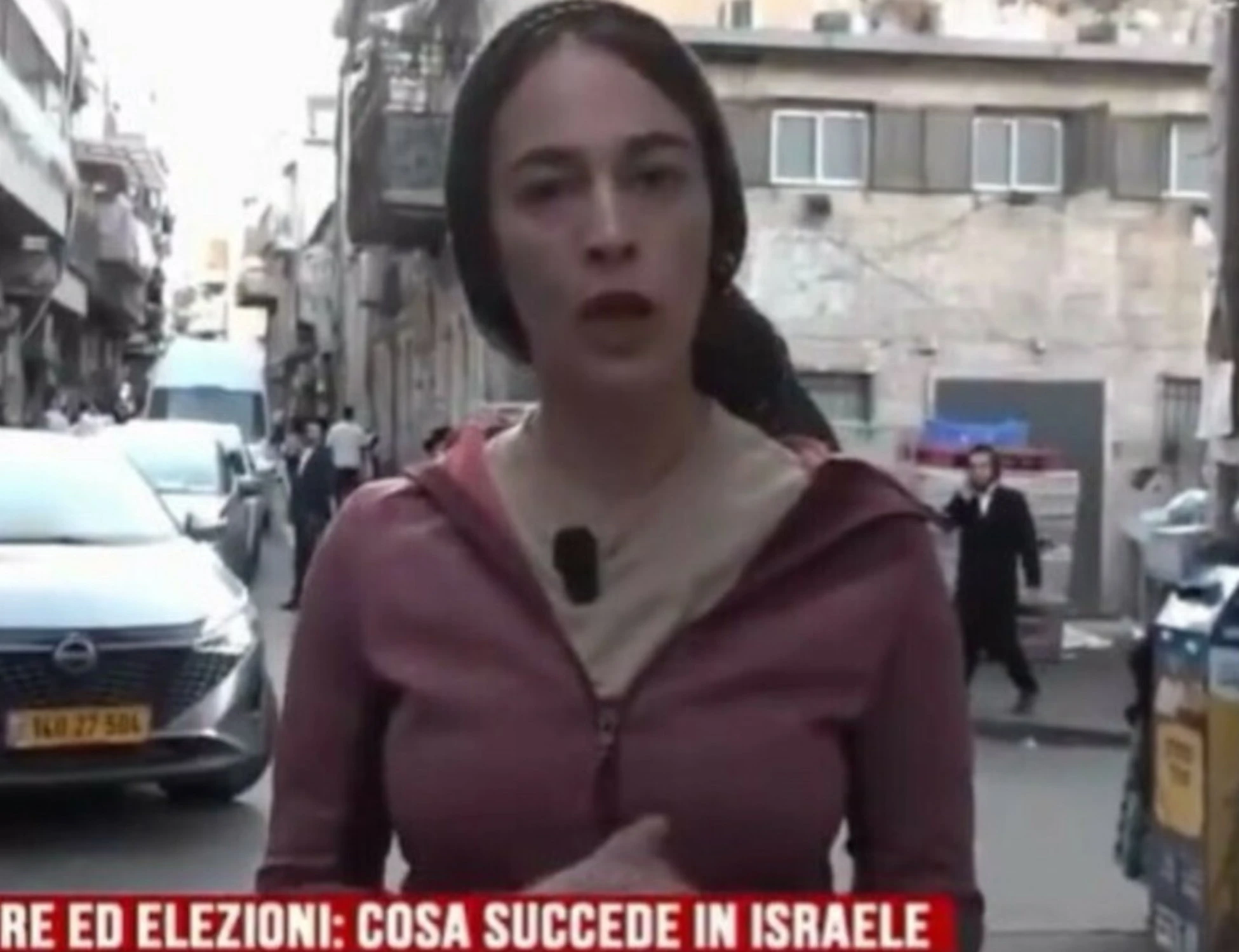 Elena Testi aggredita e costretta a indossare velo e gonna: paura per l'inviata di La7