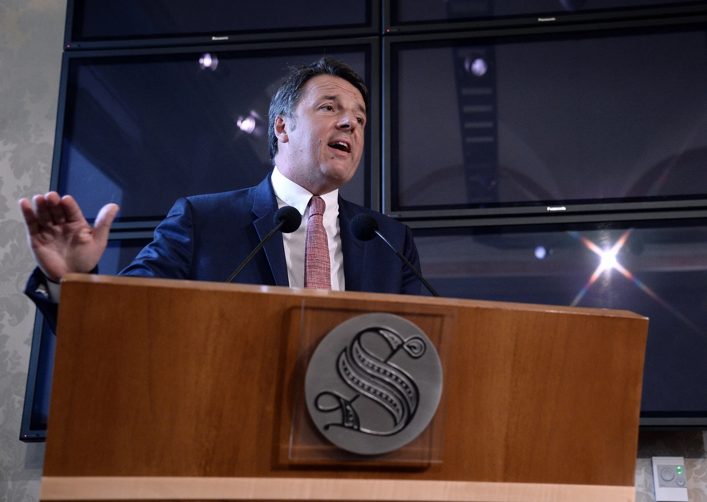 Giuseppe Conte e le imboscate di Renzi. Manovra, "l'incidente in Senato": viene giù il governo?
