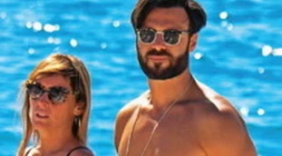 Maria Elena Boschi, altri scatti bollenti sul gommone: "Come si avvinghia a Berruti"