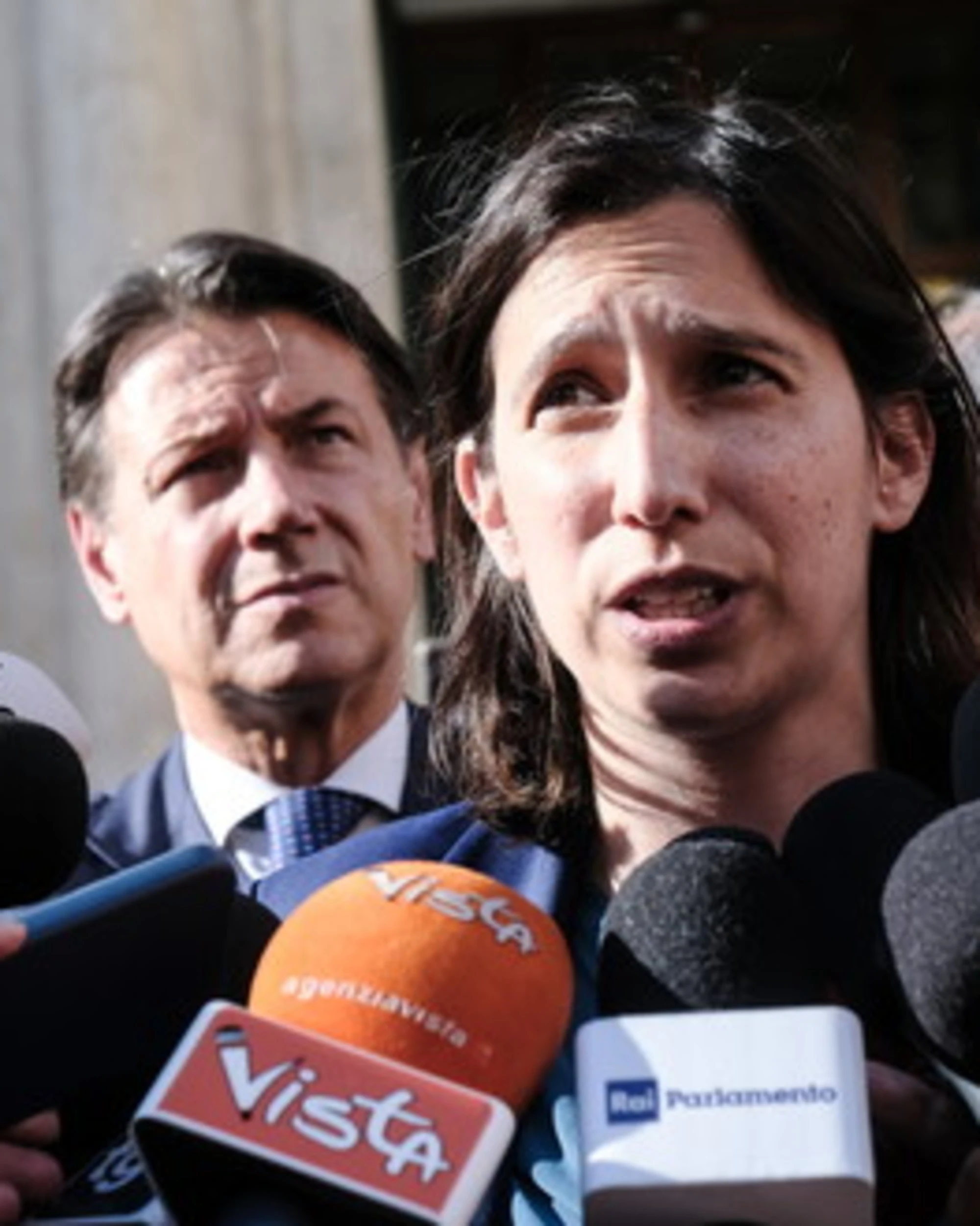 La settimana pari c’è la piazza dem, quella dispari tocca a Conte: la sinistra vive solo di questo